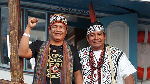 Vieler indigene Vertreter tragen traditionelle Gew&auml;nder und Kopfschmuck.