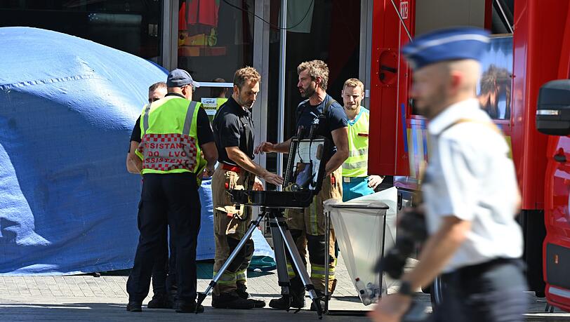 Zwei Verletzte werden in Krankenhäusern versorgt. Zwei Verletzte werden in Krankenhäusern versorgt.
