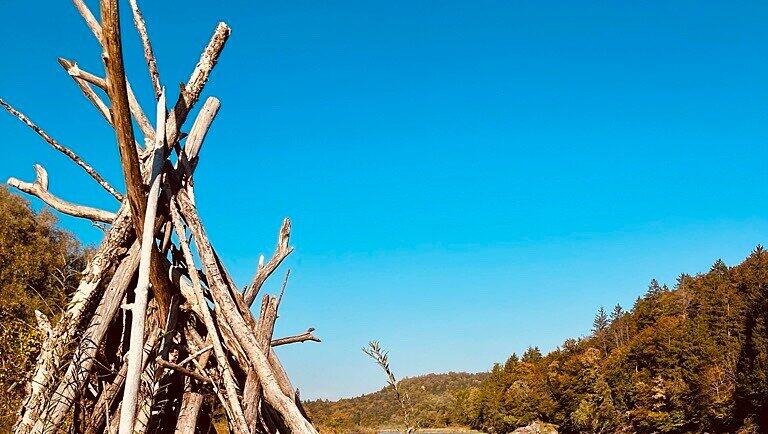 Überreste vom heißen Sommer? Hier überrascht der Einstieg mit einem Tippi am Ufer. Überreste vom heißen Sommer? Hier überrascht der Einstieg mit einem Tippi am Ufer.
