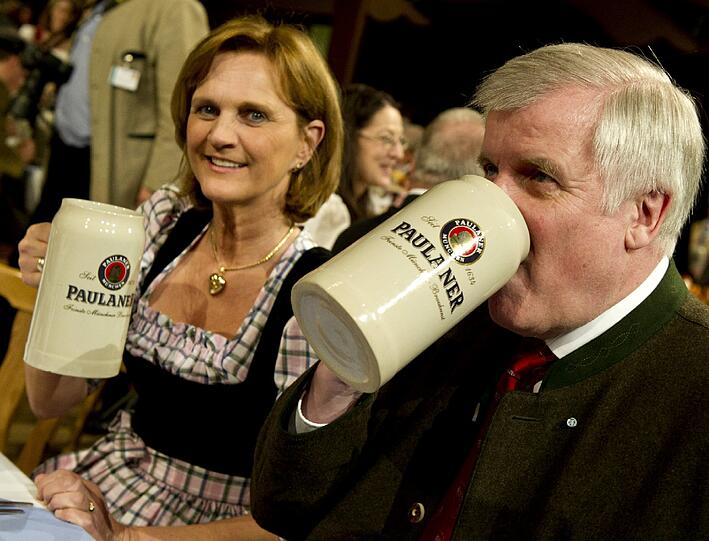 Da hatte die Polit-Prominez mitunter kärftig zu schlucken: Ministerpräsident Horst Seehofer mit Ehefrau Karin...