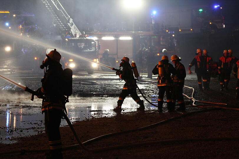 Spektakuläre Bilder: In Gangkofen (Landkreis Rottal-Inn) ist eine Lagerhalle durch ein Feuer vollständig zerstört worden. Die Feuerwehr kämpfte gegen die Flammen.