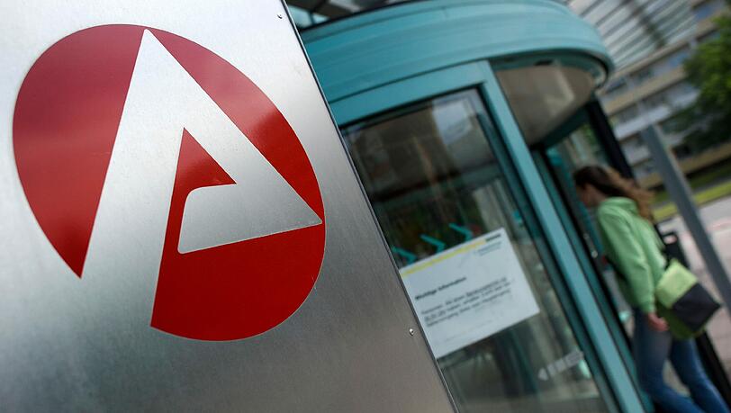 Knapp 251 700 Menschen waren bayernweit ohne Job, das sind fast 10 000 mehr als im November. Knapp 251 700 Menschen waren bayernweit ohne Job, das sind fast 10 000 mehr als im November.