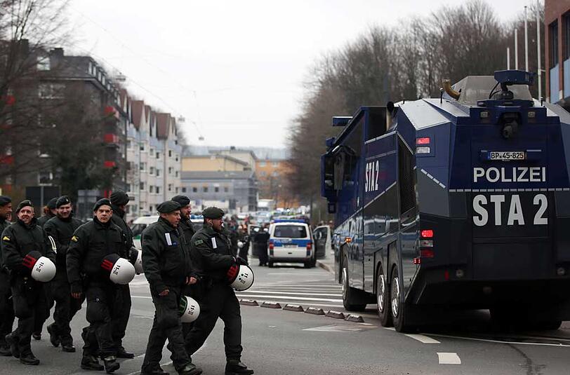 Demos von Extremisten in Wuppertal - die Bilder.
