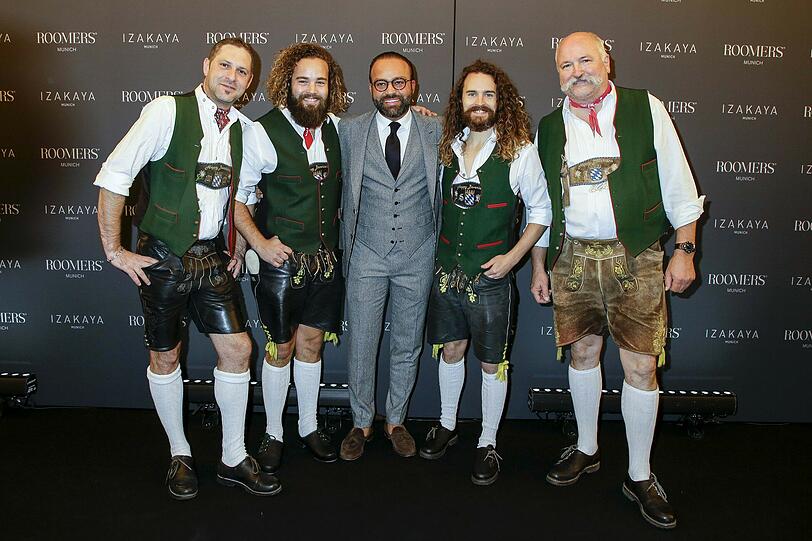 Bardia Torabi (General Manager Roomers) mit den Happy Bavarians