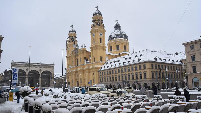 Winterliche Ruhe vor dem Tambosi. Die Stühle bleiben trotzdem draußen. Winterliche Ruhe vor dem Tambosi. Die Stühle bleiben trotzdem draußen.