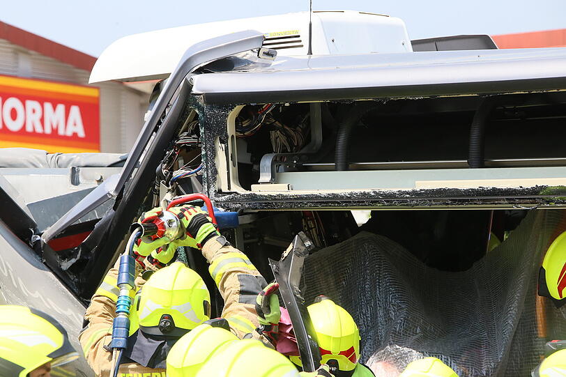 Bei einem Unfall zwischen einem Schulbus und einem Lkw in Neuötting wurden zahlreiche Personen verletzt.