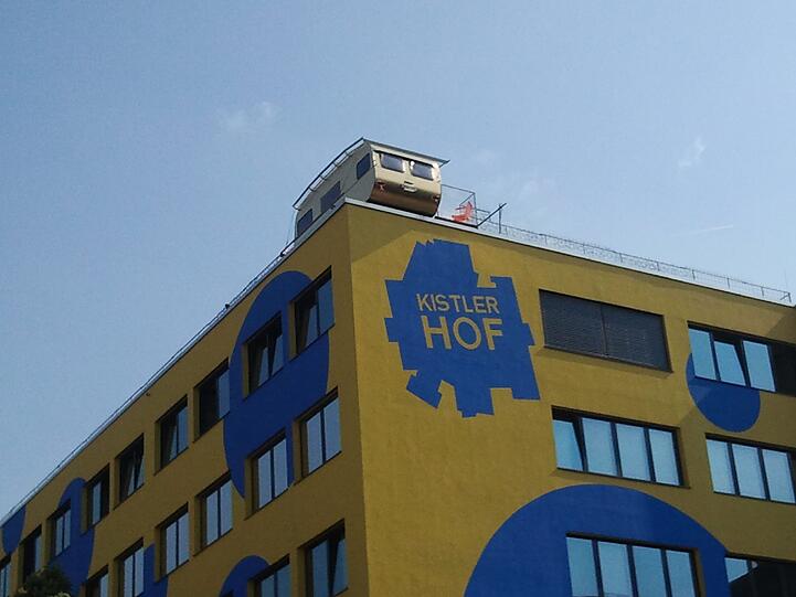 Was macht ein goldener Wohnwagen da oben?