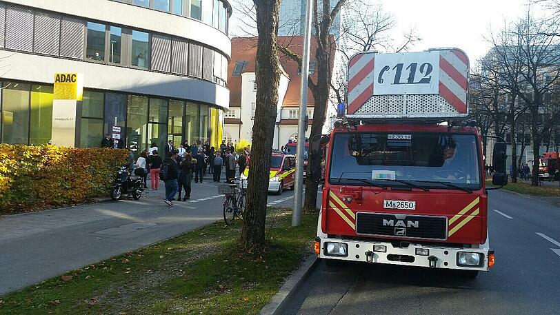 Falscher Feueralarm im ADAC-Gebäude: Die Feuerwehr rückte mit zwei Löschzügen an und konnte schnell Entwarnung geben.