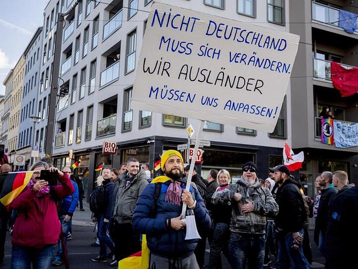 Rechtspopulistische Demonstration: Rund jeder zehnte Jugendliche wird von Experten in die Kategorie der "Nationalpopulisten" eingestuft, die fast allen abgefragten populistischen Aussagen zustimmen.