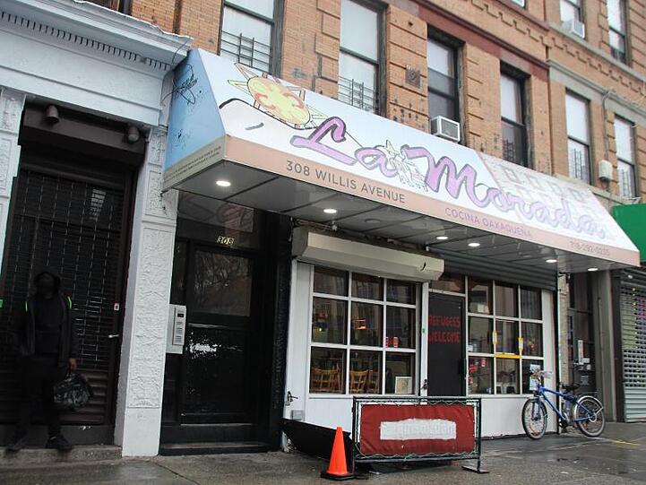 Das Restaurant "La Morada" in der Bronx teilt Essen an Bedürftige aus.