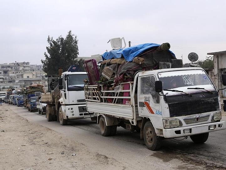 Menschen fliehen aus der Provinz Idlib. Laut UN sind seit dem 1. Dezember über eine halbe Million Menschen aus ihren Häusern vertrieben worden.