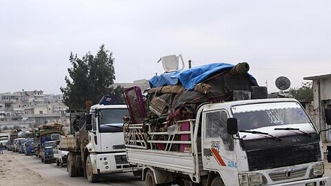 Menschen fliehen aus der Provinz Idlib. Laut UN sind seit dem 1. Dezember über eine halbe Million Menschen aus ihren Häusern vertrieben worden.