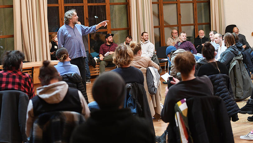 Christian Stückl bei einer der ersten Proben zu den Passionsspielen in Oberammergau. Die Premiere soll am 14. Mai 2022 stattfinden. Christian Stückl bei einer der ersten Proben zu den Passionsspielen in Oberammergau. Die Premiere soll am 14. Mai 2022 stattfinden.