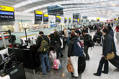 Chaos am Londoner Flughafens Heathrow weil die Gepäckanlage des neuen Terminals defekt ist.