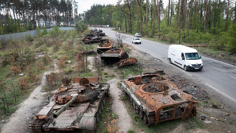Zerstört und zurückgelassen: Russische Panzer, die bei einem Gefecht gegen ukrainische Soldaten in dem Dorf Dmytriwka in der Nähe von Kiew eingesetzt wurden, stehen am Straßenrand.