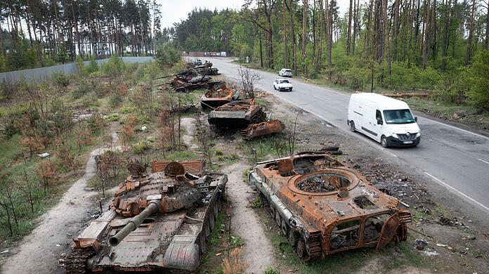 Zerstört und zurückgelassen: Russische Panzer, die bei einem Gefecht gegen ukrainische Soldaten in dem Dorf Dmytriwka in der Nähe von Kiew eingesetzt wurden, stehen am Straßenrand.