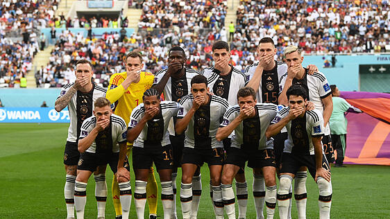 Vor dem Spiel gegen Japan: Die deutsche Nationalmannschaft hält sich beim Mannschaftsfoto demonstrativ den Mund zu