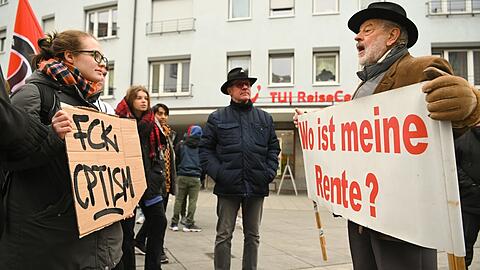 Demonstranten bei einer Mahnwache der Gruppierung "Rentner gegen Altersarmut" in Würzburg.