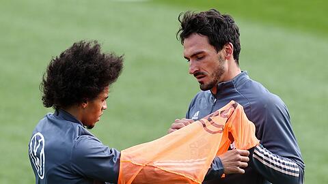 Leroy Sane (l) und Mats Hummels auf dem Trainingsplatz.