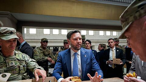 Die Vertreter der Trump-Regierung ließen sich mit den Soldaten in einem Fastfoodrestaurant ablichten.