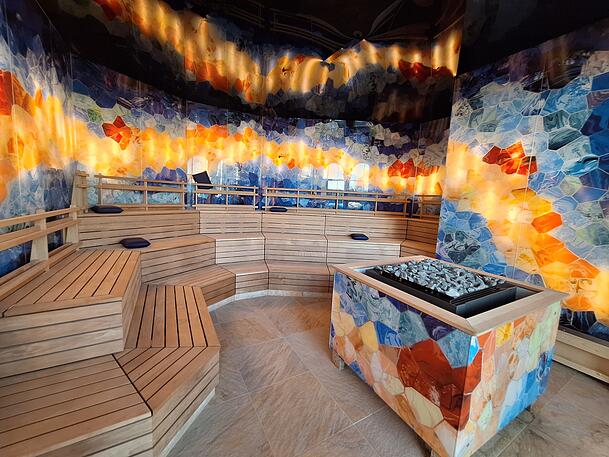 Die Sauna di Murano. Dank der bunten Glaswände kommt venezianischer Flair auf. Die Sauna di Murano. Dank der bunten Glaswände kommt venezianischer Flair auf.