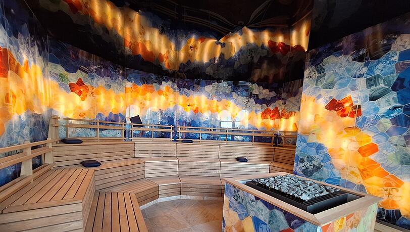 Die Sauna di Murano. Dank der bunten Glaswände kommt venezianischer Flair auf. Die Sauna di Murano. Dank der bunten Glaswände kommt venezianischer Flair auf.