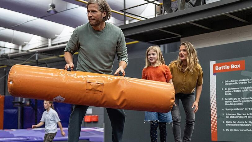 "Die Beste zum Schluss": Weil Rene einen Babysitter f&uuml;r die Kinder braucht, nimmt Mads (Sebastian Str&ouml;bel, l.) Eva (Franziska Wulf) mit zu einem ungew&ouml;hnlichen ersten Date.
