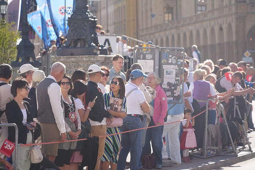 Viele Zuschauer sehen sich den Trachten- und Schützenumzug an. Viele Zuschauer sehen sich den Trachten- und Schützenumzug an.