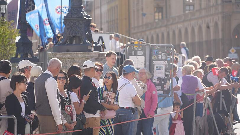 Viele Zuschauer sehen sich den Trachten- und Schützenumzug an. Viele Zuschauer sehen sich den Trachten- und Schützenumzug an.