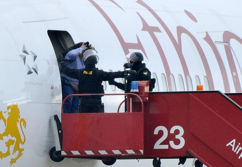 Das Sondereinsatzkommando der Polizei evakuiert die Boeing 767: Die Maschine der Ethiopian Airlines war entführt worden und landete außerplanmäßig in Genf.