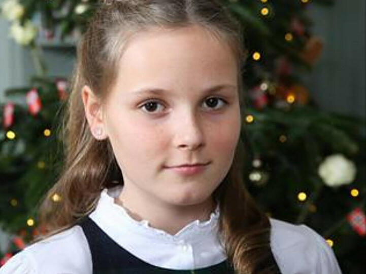 Die Norweger starten durch...: Und die Norweger haben ihre Foto-Session offenbar auch schon hinter sich gebracht, wie dieses Bild von Prinzessin Ingrid von Norwegen (11) vor dem geschmückten Weihnachtsbaum zeigt, das der Palast auf Facebook postete. Es bleibt spannend...