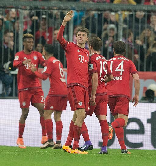 Thomas Müller, Note 1: Erzielte das 2:0 und 3:0 in typischer Müller-Manier, es waren seine Saisontore 18 und 19 in der Liga (persönlicher Rekord!) und seine Pflichtspieltreffer 26 und 27 (persönlicher Rekord!) insgesamt. Zeigte, dass er auch Mittelstürmer spielen kann.