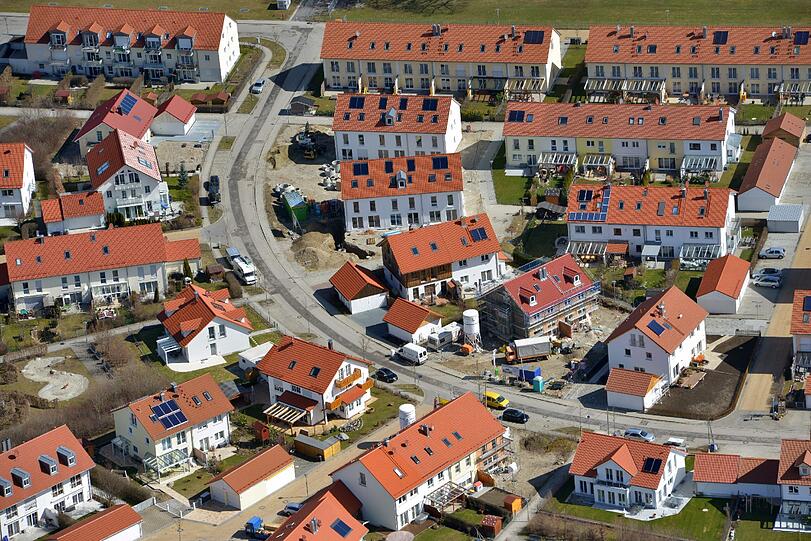 Wer ein Haus kaufen will, muss mittlerweile teils unvernünftig viel dafür zahlen: eine Neubausiedlung im Münchner Speckgürtel.