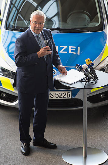 Der bayerische Innenminister Joachim Herrmann (CSU) bei der Präsentation der neuen Polizeifahrzeuge.