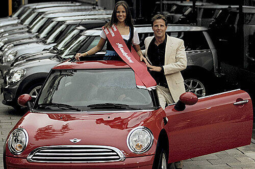 Jetzt ist Maria stolze Besitzerin eines MINI One. Für das Siegerfoto posierte die Schöne Münchnerin 2008 mit Helmut Käs von Mini Deutschland vor ihrem neuen Auto.
