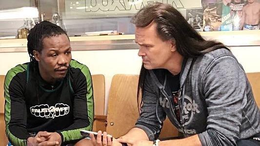 Kassim Ouma mit AZ-Sportchef Matthias Kerber.
