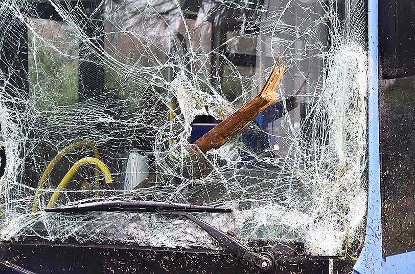Die Bilder vom Verkehrsunfall in Waldtrudering: Ein Transporter kolldierte mit einem Linienbus, der nach dem Zusammenstoß in einem Vorgarten zum Stehen kam.