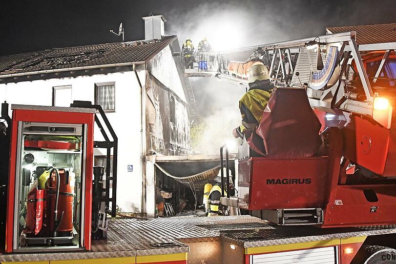 Das Feuer griff von der Garage auf das angrenzende Wohnhaus über.
