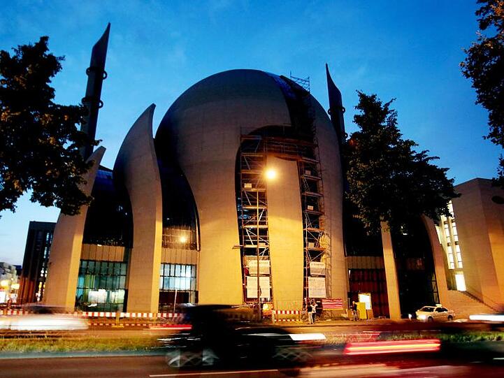 Die Kölner Ditib-Zentralmoschee ist nach einer Drohmail geräumt und der Komplex weiträumig abgesperrt worden.