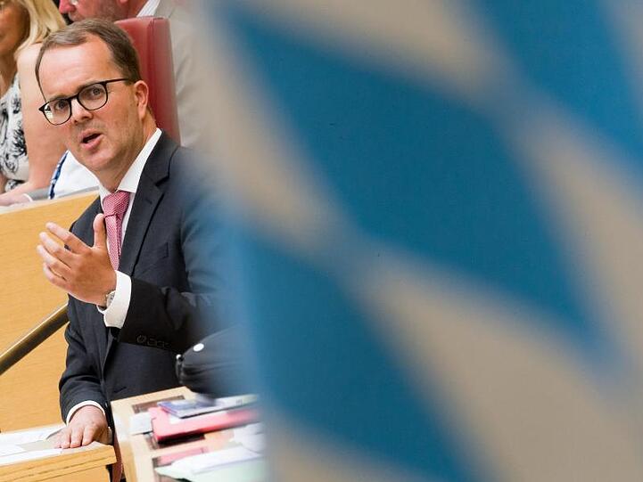 Der SPD-Fraktionsvorsitzender im bayerischen Landtag, Markus Rinderspacher, spricht während der Plenarsitzung im bayerischen Landtag. Foto: Peter Kneffel/Archivbild
