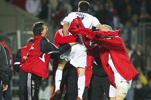 Jubelnde Bayern: die Mannschaft greift nach drei Titeln