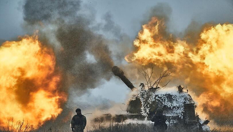 Ukrainische Artillerie feuert in der Region Donezk in Richtung russischer Linien.