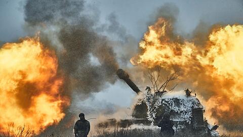 Ukrainische Artillerie feuert in der Region Donezk in Richtung russischer Linien.