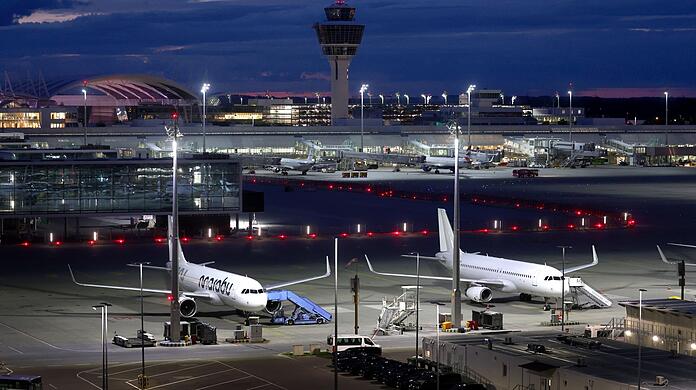 Klimaaktivisten der Letzten Generation haben sich am Flughafen München auf den Zubringern der Start- und Landebahnen festgeklebt.