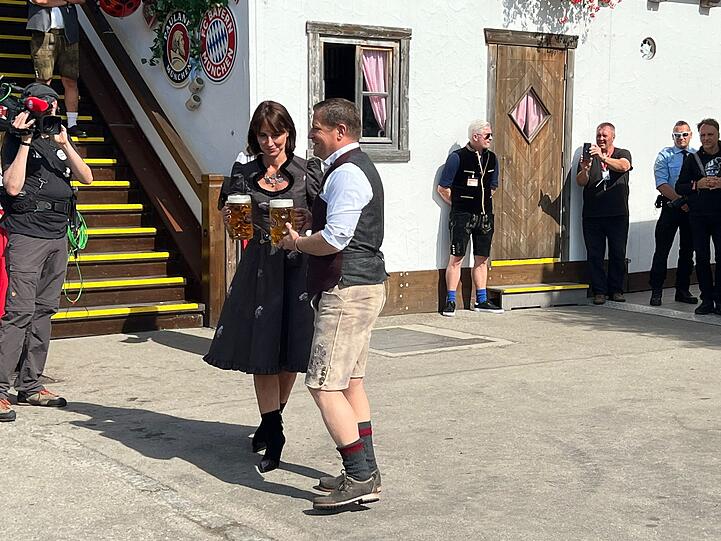 Waschechter Bayer war der in Bogen geborene Max Eberl schon immer. Diesen Sonntag durfte er erstmals als Verantwortlicher des Rekordmeisters aufs Oktoberfest – an der Seite von Ehefrau Natascha Fruscella.