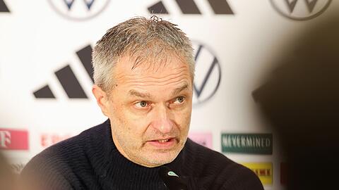 Bundestrainer Christian Wück gibt das Aufgebot für die Schottland-Spiele bekannt.