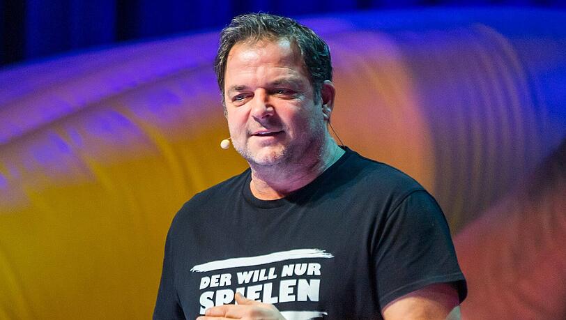 Martin Rütter setzt sich für den Tierschutz ein und fordert ein Verbot von Schutzhundtraining.