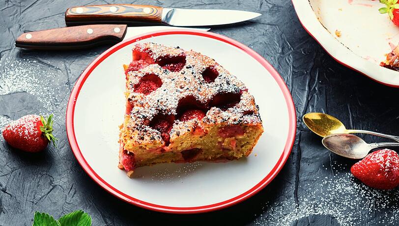 Die ersten Erdbeeren der Saison lassen sich zu diesem leckeren Kuchen verarbeiten.