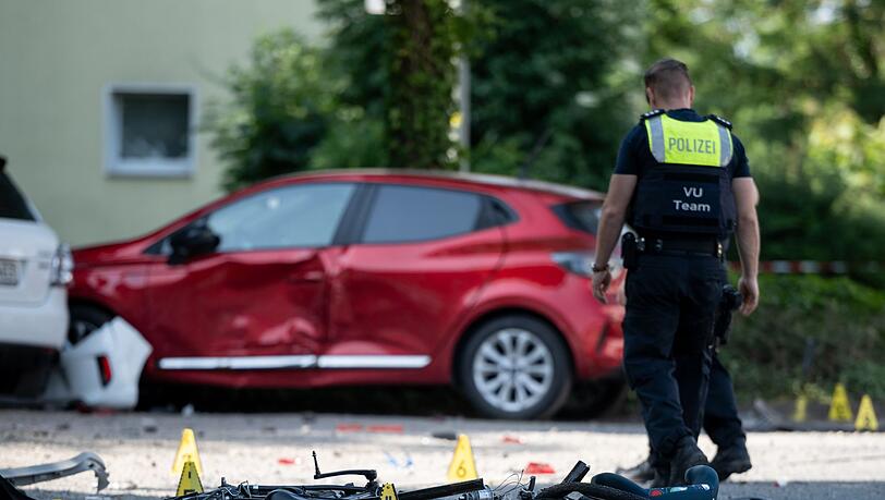 Ein Polizist an der Unfallstelle in Dinslaken Ein Polizist an der Unfallstelle in Dinslaken