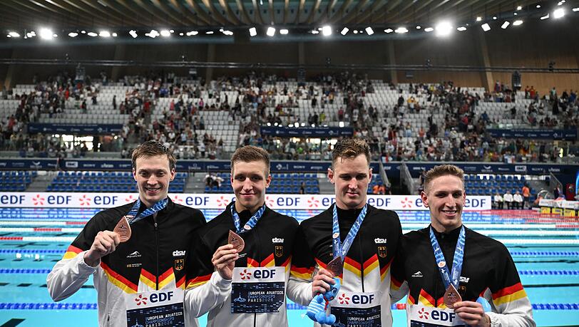 Die deutsche 4x200 Meter Freistil-Staffel präsentiert die Bronzemedaillen. Die deutsche 4x200 Meter Freistil-Staffel präsentiert die Bronzemedaillen.